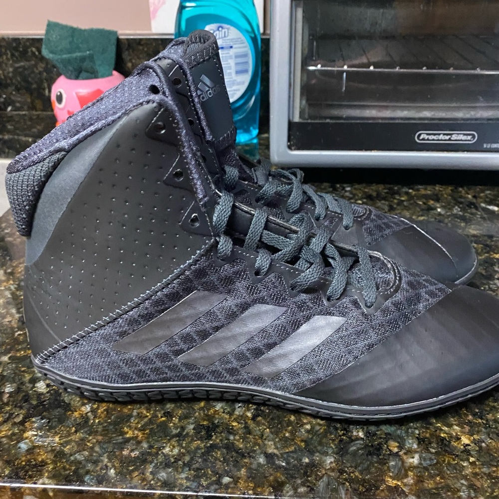 Wrestling shoes